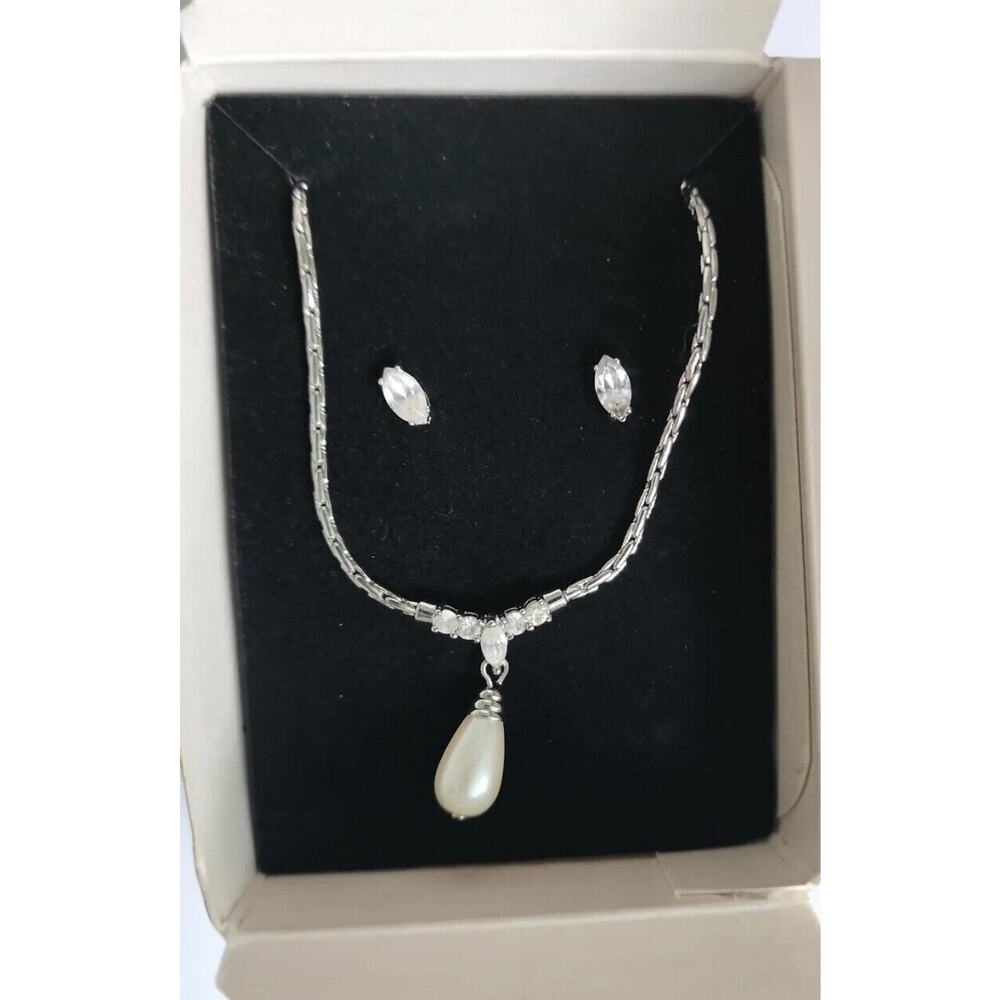 Avon Pearlesque/CZ Tear Drop necklace and earrings Silver Tone Gift Set Box /16
